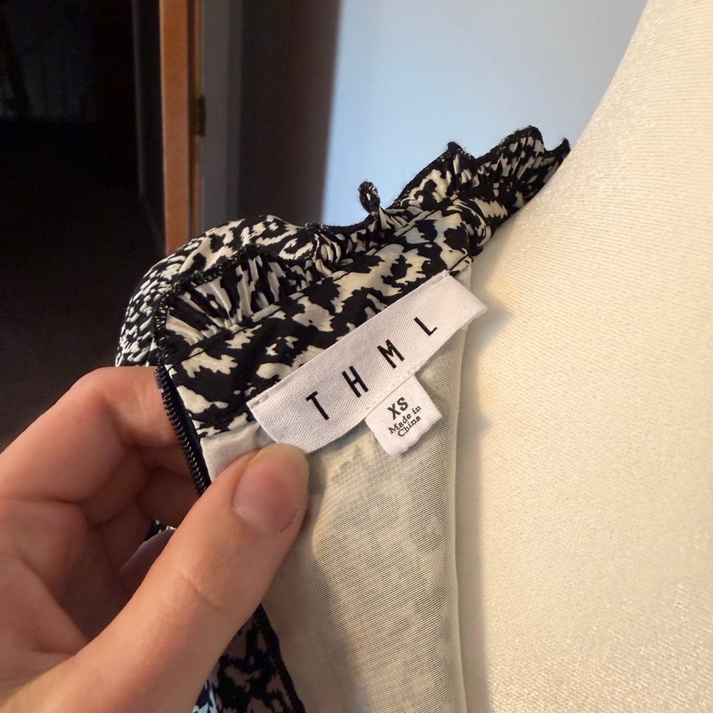 THML Monochrome Abstract Ruffle Blouse - Picture 5 of 5